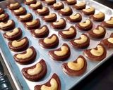 Foto langkah ke 5 dari resep Choco Cashew Cookies.