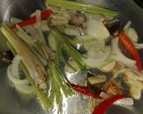 Gambar langkah 2 resipi Tomyam Ayam ala Thai.
