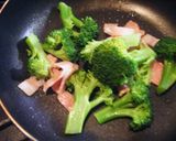 A picture of step 1 of Broccoli and Cheese for your Bento.