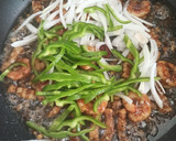 Foto del paso 7 de la receta: Tallarines chinos con gambas y cerdo