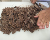 Foto del paso 4 de la receta: Bombones de chocolate oscuro con relleno de maracuyá y mezcal