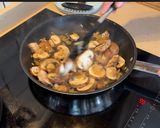 Foto del paso 3 de la receta: Albóndigas de pollo con champiñones en salsa