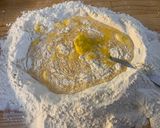 Foto del passaggio 1 della ricetta Ravioli colorati, ricotta e prezzemolo saltati burro e salvia, e tagliatelle tricolore al pomodoro