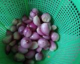 Foto langkah ke 1 dari resep Bawang Merah Goreng (cantik, kriuk, gak berminyak, tanpa tepung).