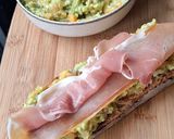 Une image de l'étape 2 de Tartine guacamole au melon et jambon de Bayonne.
