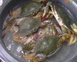 A picture of step 1 of Simple Boiled Crab.