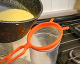 Foto del paso 5 de la receta: Panna Cotta de miel con salsa de fresa