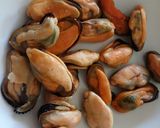 A picture of step 1 of Fried breaded mussels.