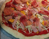 Foto del paso 3 de la receta: Pizza de quesos, jamón serrano y jamón cocido🍕