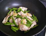 A picture of step 2 of Simple Stir Fried Pork and Green Beans with Oyster Sauce and Mayonnaise.