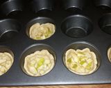 A picture of step 5 of Minime apple pie muffins.