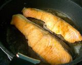 A picture of step 2 of Salmon Meunière with Lemon Sauce.