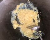 Foto langkah ke 3 dari resep Tumis bayem telor.