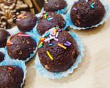 A picture of step 6 of Marie Cocoa balls with almonds inside.