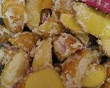 Foto langkah ke 2 dari resep Spicy Potato Wedges.