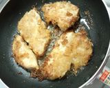 A picture of step 7 of Tender Fried Chicken Breast with Mayonnaise and Soy Sauce.