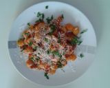 A picture of step 7 of Gnocchi with red pepper and prosciutto.