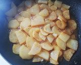 Foto del paso 3 de la receta: Salchichas frescas al vino con patatas en su salsa