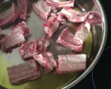 Foto del paso 3 de la receta: Cazuela de patatas, costillas y setas con su caldo