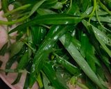 Foto langkah ke 1 dari resep Tumis Kangkung Saos Tiram ala Resto.