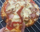 Hình bước làm 10 của món Pizza cá hồi xúc xích thịt xông khói