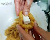 A picture of step 6 of Chewy marshmallow cookies.