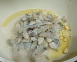 A picture of step 1 of Stir-Fried Razor Clams with Water Spinach.
