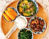 Hình bước làm 5 của món Vịt ram thơm với nước dừa.Canh bí đỏ sườn non “Rau muống xào tỏi “
