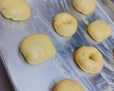 Foto langkah ke 5 dari resep Roti Isi Coklat Simple.