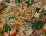 Foto langkah ke 3 dari resep Bihun Enoki kuah tom yam.