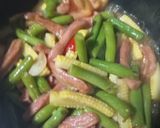 Foto langkah ke 4 dari resep Tumis jagung muda buncis sosis.