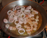 Foto del paso 6 de la receta: Paella de gambones con calamares frescos y ajos tiernos