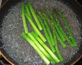 A picture of step 2 of Asparagus in Chikuwa Wrapped in Pork Belly.