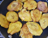 Foto del paso 2 de la receta: Plátanos fritos con ensalada de atún
