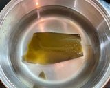 A picture of step 2 of Katsuo-dashi: Japanese traditional fish stock.