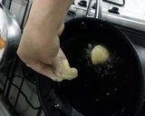 A picture of step 6 of Luqaimat (small bites) emirati dessert.