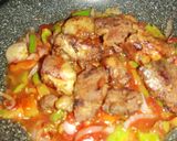 Foto del paso 4 de la receta: Masa de cerdo frita con salsa de tomate, pimiento y cebolla