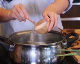 Foto langkah ke 7 dari resep Soto Ayam Favorit Anak dan Keluarga: Rebus Ayam CUKUP 2 MENIT SAJA!.