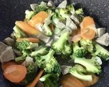 Foto langkah ke 5 dari resep Tumis Brokoli Baso Wortel.