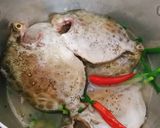 Hình bước làm 3 của món Cá nâu kho hành ớt
