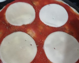 Foto del paso 3 de la receta: Pizza Margarita en sartén 👩‍🍳🍕