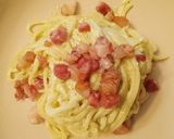 Foto del passaggio 3 della ricetta Spaghetti ricotta pesto e pancetta croccante
