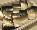 A picture of step 2 of Non-Fried Mackerel with Thick Starchy Sweet and Sour Sauce Just Using a Fry Pan.