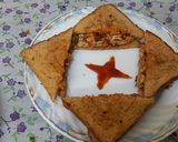A picture of step 7 of Schezwan chutney brown Bread 🍞 tomato 🍅 onion omellete.