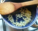 A picture of step 1 of Zuccini garlic soup.