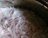 A picture of step 1 of Peach-Colored Marinated Red Onion.