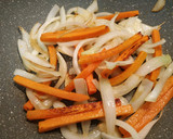 Foto del paso 1 de la receta: Fideos de arroz con verduritas, clara de huevo, txanpis y curry