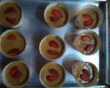 Foto langkah ke 4 dari resep Strawberry Muffins.