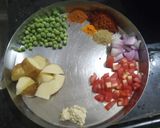 झणझणीत बटाटा आणि मटार रस्सा रेसिपी स्टेप 1 फोटो 