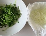 รูปขั้นตอนการทำที่ 2 ของ โต้วเหมี่ยวคลุกปลาโอแห้ง 豆苗と玉ねぎのおかかわさび和え tōmyō to tamanegi no okaka wasabi